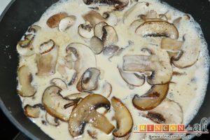 Solomillo de cerdo relleno en salsa de setas, añadir la leche evaporada