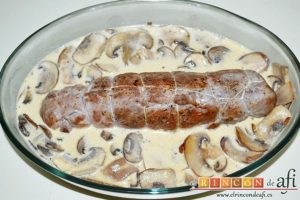 Solomillo de cerdo relleno en salsa de setas, meter el solomillo