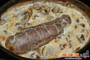 Solomillo de cerdo relleno en salsa de setas, hornear