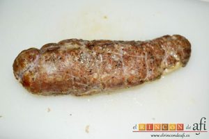 Solomillo de cerdo relleno en salsa de setas, sacar el solomillo, dejar reposar unos minutos y retirar el hilo