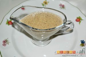 Solomillo de cerdo relleno en salsa de setas, ponerla en salsera para que cada uno se sirva al gusto