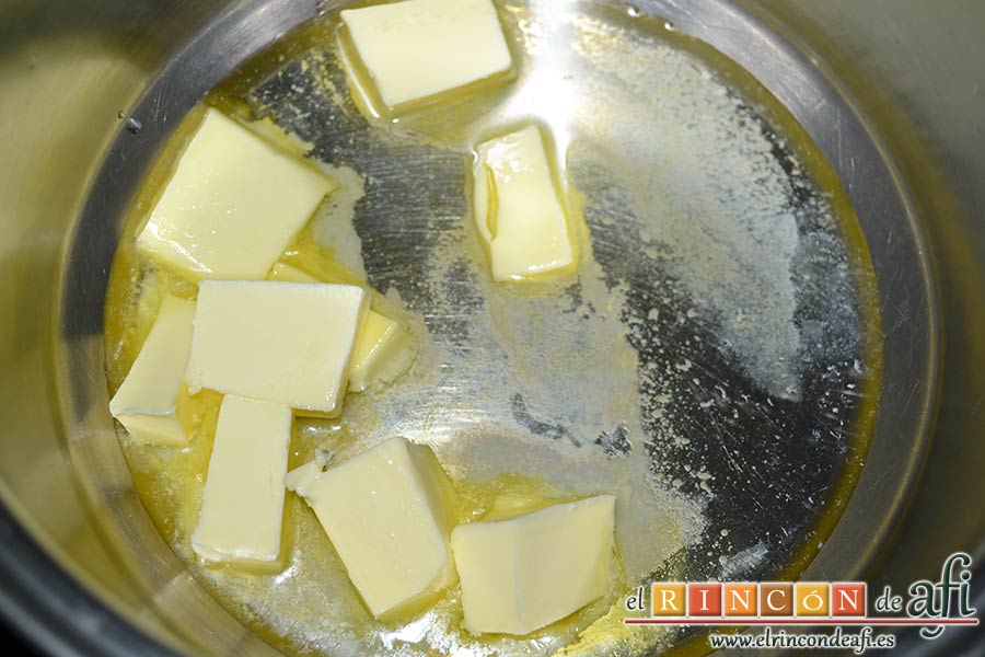 Sopa de cebolla gratinada, en un caldero poner a derretir la mantequilla con el aceite de girasol caliente