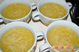 Sopa de cebolla gratinada, servir la sopa en los recipientes
