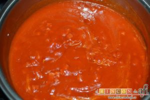 Casoncelli con bacon, tomate y albahaca, cuando estén dorados añadir el tomate triturado