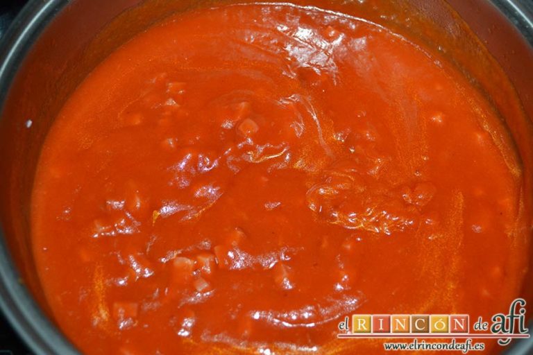 Casoncelli con bacon, tomate y albahaca, cuando estén dorados añadir el tomate triturado