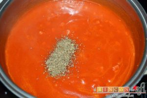 Casoncelli con bacon, tomate y albahaca, añadir la albahaca seca a la salsa de tomate