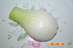 Crema fría de pepino y yogur griego, limpiar la cebolleta y retirarle la parte verde