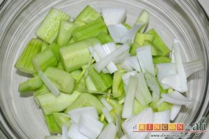 Crema fría de pepino y yogur griego, trocearla y poner ambos ingredientes en un bol