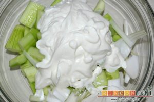 Crema fría de pepino y yogur griego, añadir los yogures griegos