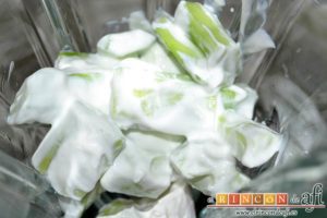 Crema fría de pepino y yogur griego, mezclar bien y pasarlos a un vaso americano