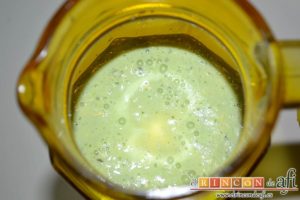 Crema fría de pepino y yogur griego, verter el resultado en una jarra y poner a enfriar