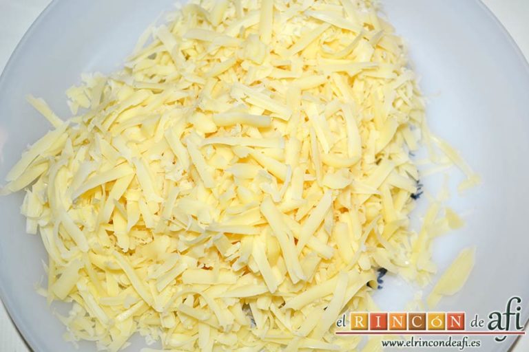 Croque cake de jamón y queso, preparar el queso emmental rallado