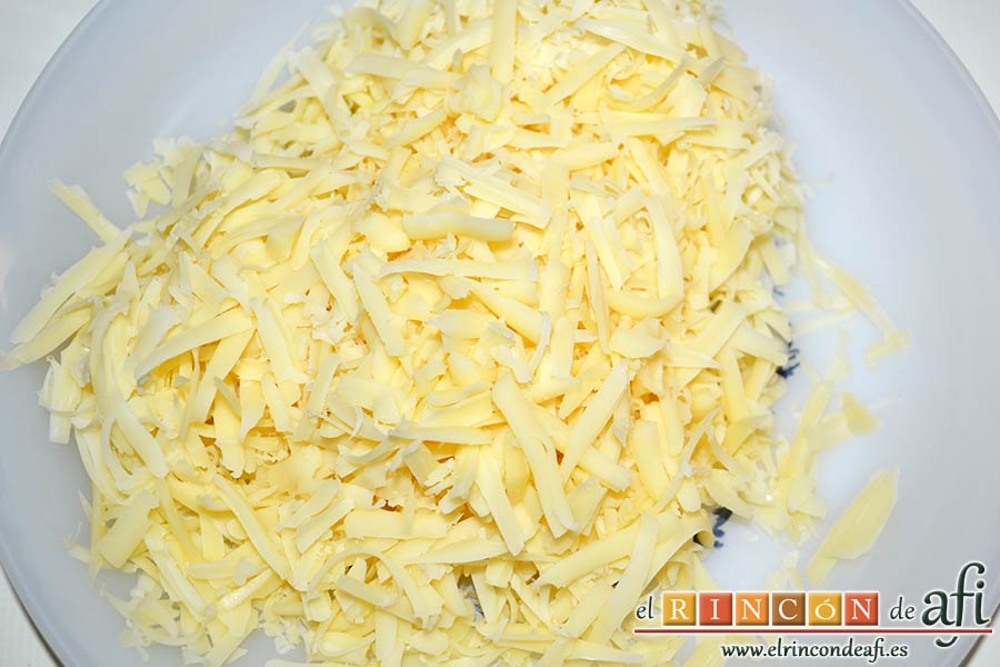 Croque cake de jamón y queso, preparar el queso emmental rallado