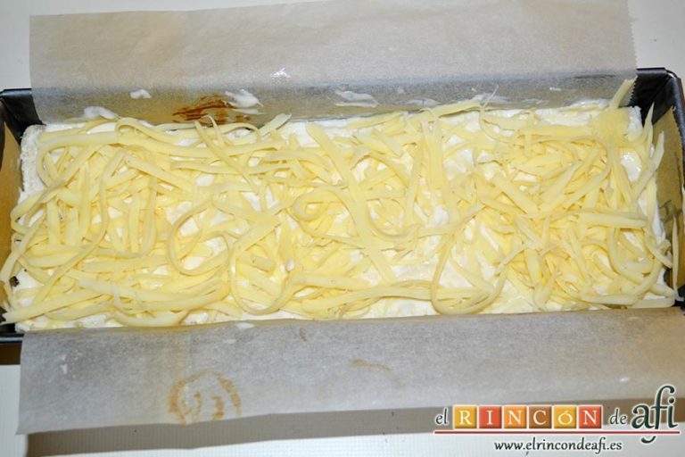 Croque cake de jamón y queso, finalizar con bechamel y espolvorear el queso emmental rallado por encima