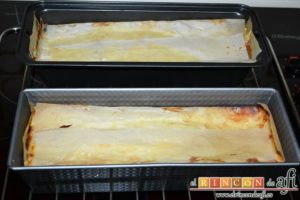 Croque cake de jamón y queso, hornear y dejar enfriar antes de servir