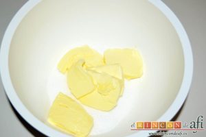 Cupcakes de cerezas al Kirsch, poner en un bol la mantequilla en pomada con el azúcar blanquilla