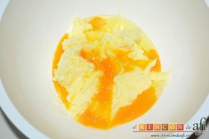 Cupcakes de cerezas al Kirsch, incorporar los huevos sin dejar de batir