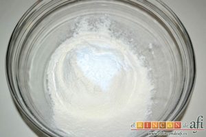 Cupcakes de cerezas al Kirsch, en otro bol mezclar la harina tamizada con la levadura en polvo