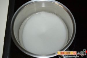 Cupcakes de cerezas al Kirsch, preparar un almíbar con agua y azúcar