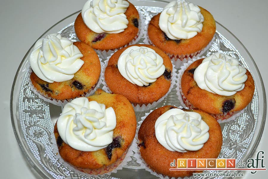 Cupcakes de cerezas al Kirsch, refrigerar un poco la crema y decorar los cupcakes con ella cuando se vayan a servir