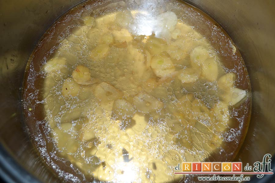 Sopa de ajo humilde, añadir el pimentón y el caldo de pollo