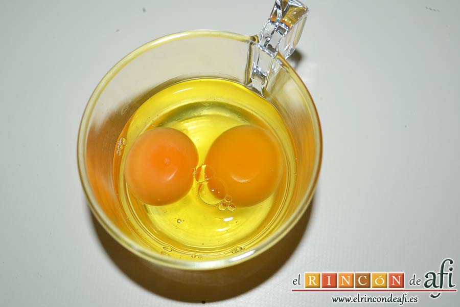 Tarta de aceite de oliva y nectarinas, cascar dos huevos
