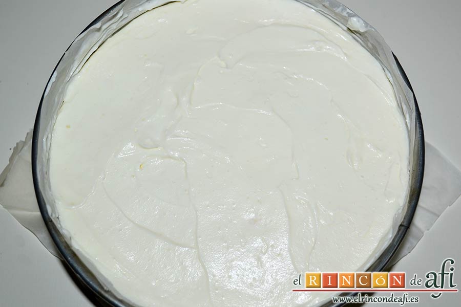 Tarta de queso sin horneado con galletas tipo Oreo, tras mezclar con la nata, volcar sobre el molde y alisar