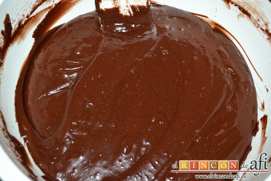 Coca de llanda de chocolate con galletas tipo Oreo, agregar poco a la mezcla anterior y mezclar