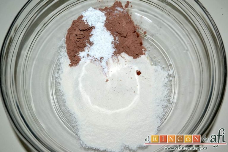 Cookies de chocolate brownie, poner en un bol los ingredientes secos