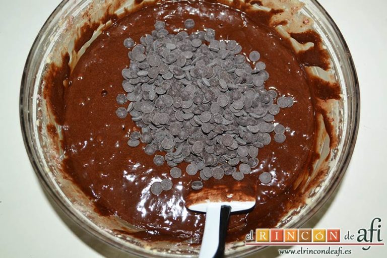 Cookies de chocolate brownie, añadir las pepitas de chocolate