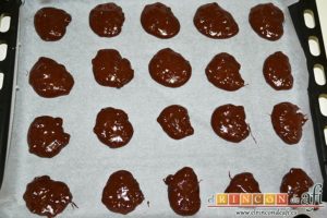 Cookies de chocolate brownie, disponer porciones de masa en bandeja forrada con papel de horno