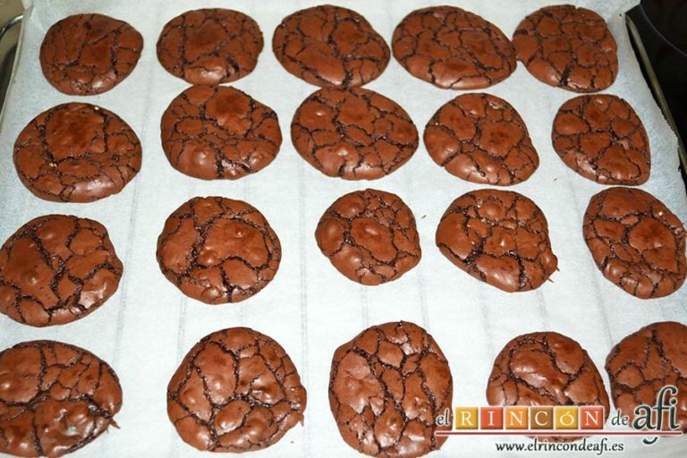 Cookies de chocolate brownie, dejar enfriar sobre rejilla