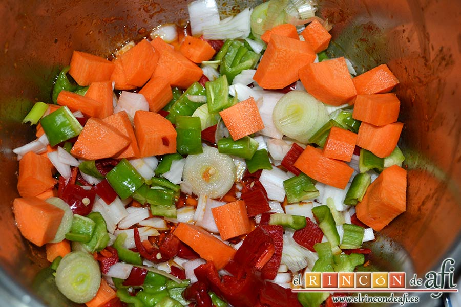 Guiso de costillas de cerdo adobadas con papas, meter las verduras en la misma olla donde se doraron las costillas