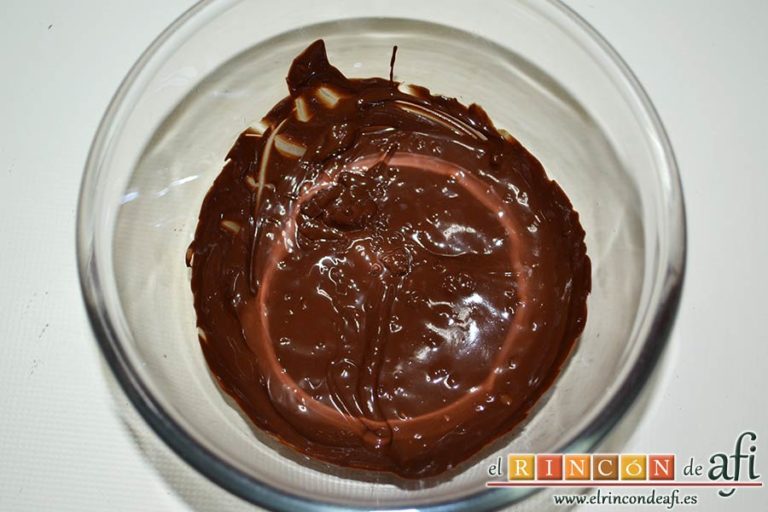 Muffins de dos colores de vainilla y chocolate, fundirlo en el microondas y reservar