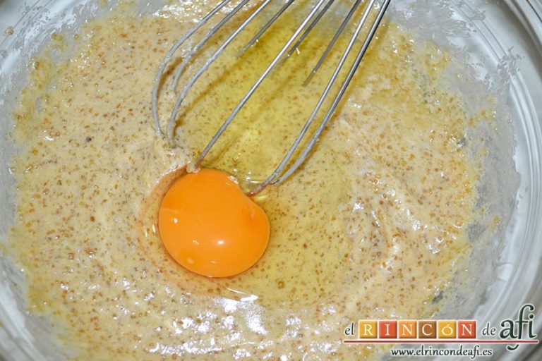 Muffins de dos colores de vainilla y chocolate, batir bien antes de agregar el siguiente huevo