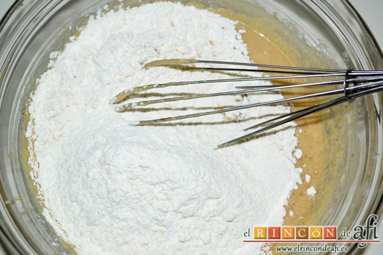 Muffins de dos colores de vainilla y chocolate, añadir estos ingredientes secos a la mezcla anterior