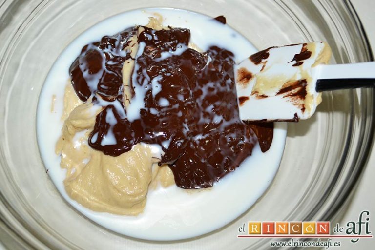Muffins de dos colores de vainilla y chocolate, en uno de los boles añadirle a la masa el chocolate derretido y los 25 ml de leche
