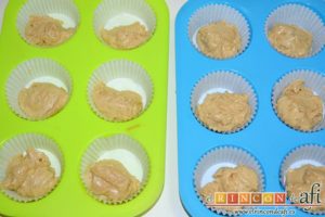 Muffins de dos colores de vainilla y chocolate, con un dosificador de helados poner primero la mezcla sin chocolate