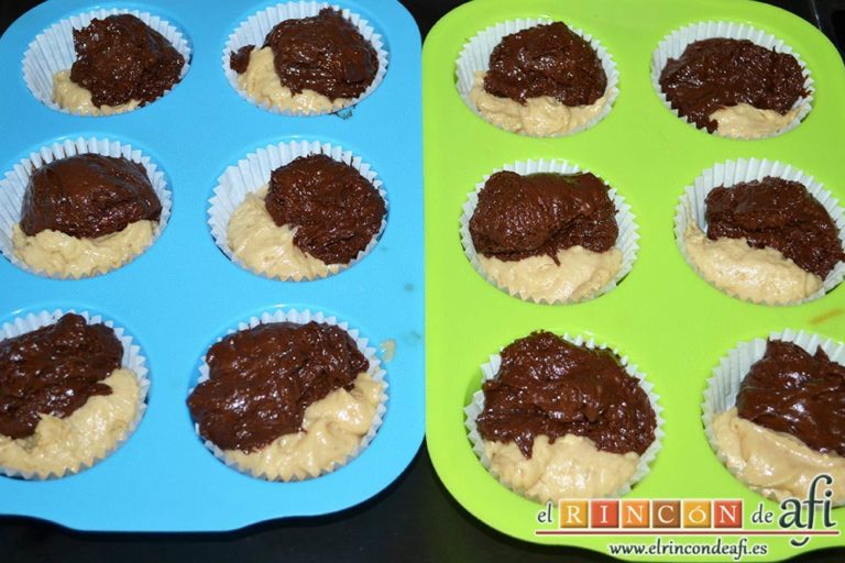 Muffins de dos colores de vainilla y chocolate, poner luego la mezcla con chocolate