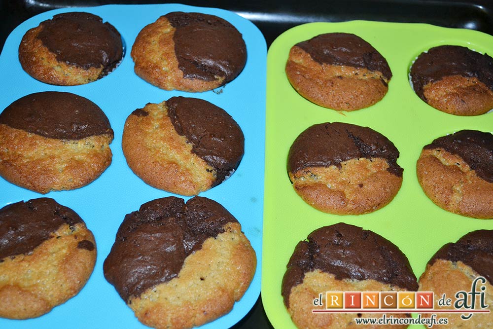 Muffins de dos colores de vainilla y chocolate, hornear