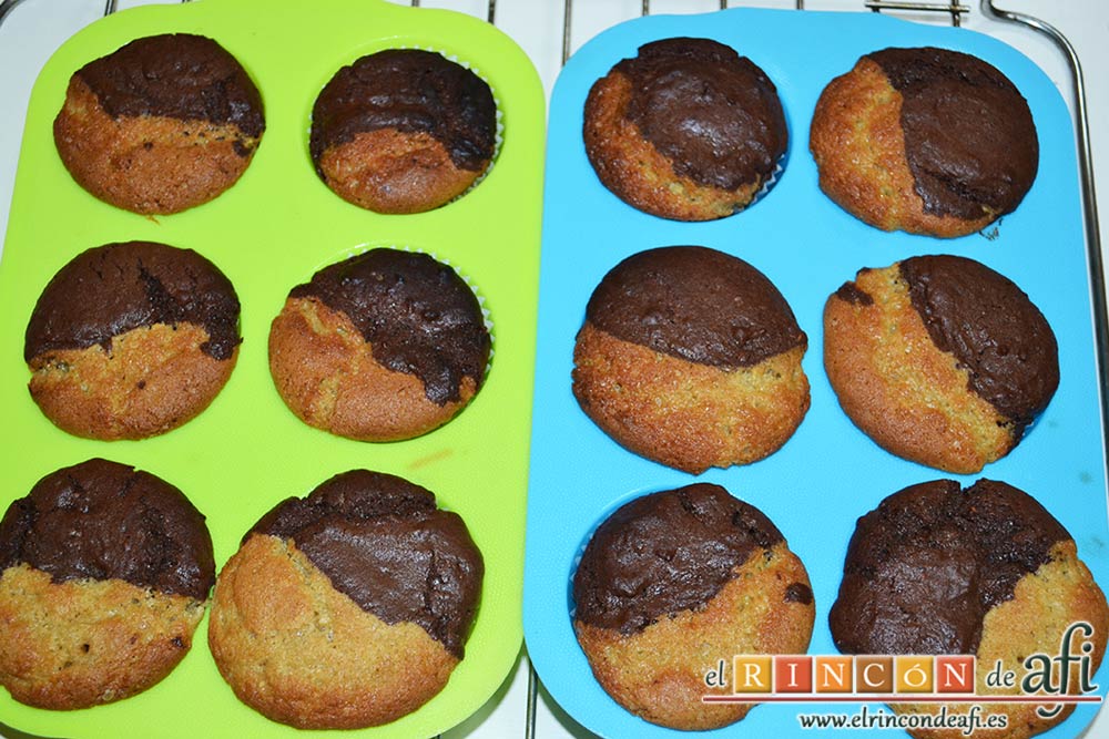 Muffins de dos colores de vainilla y chocolate, dejar enfriar en rejilla