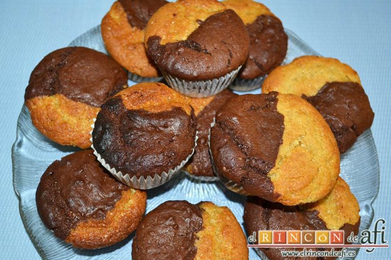 Muffins de dos colores de vainilla y chocolate, sugerencia de presentación