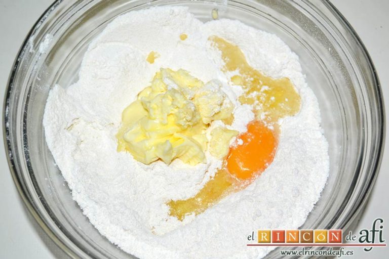 Pastel alemán con frutos rojos y kiwi, añadir la mantequilla en pomada y el huevo