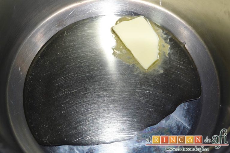 Sopa de espárragos blancos, ponemos en un caldero el aceite de oliva virgen extra a calentar y añadimos la mantequilla dejando que derrita