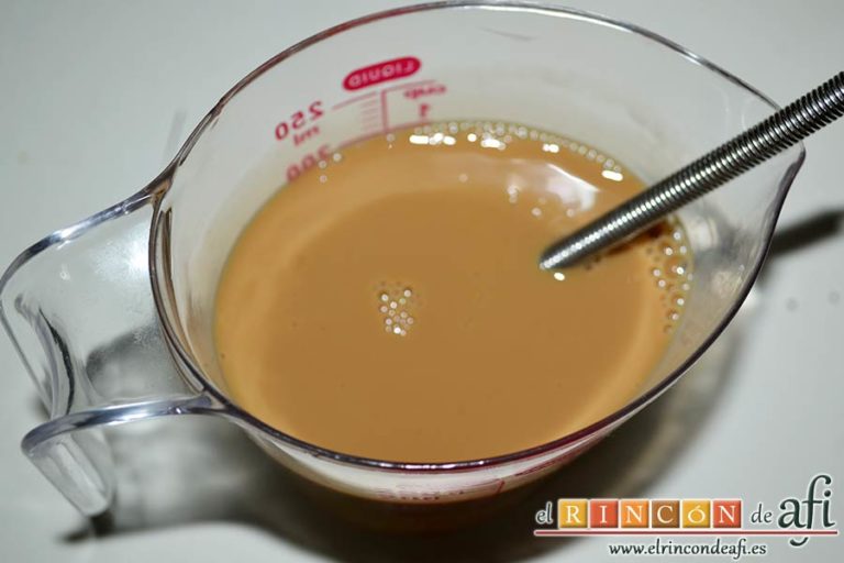 Tarta de chocolate negro y mousse de frambuesa, en un vaso dosificador mezclar el café caliente con la leche, el huevo y el extracto de vainilla con ayuda de un tenedor o unas varillas manuales