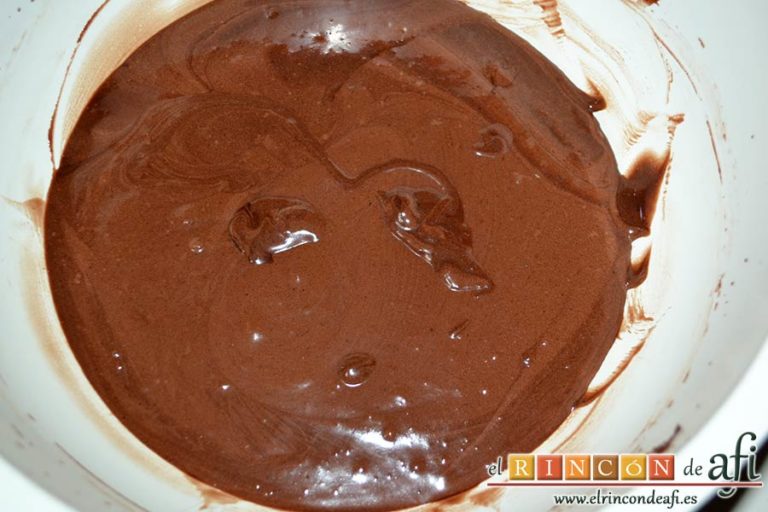 Tarta de chocolate negro y mousse de frambuesa, mezclar con varillas eléctricas a alta velocidad