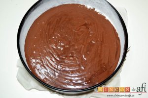 Tarta de chocolate negro y mousse de frambuesa, verter la mezcla del bizcocho en el molde