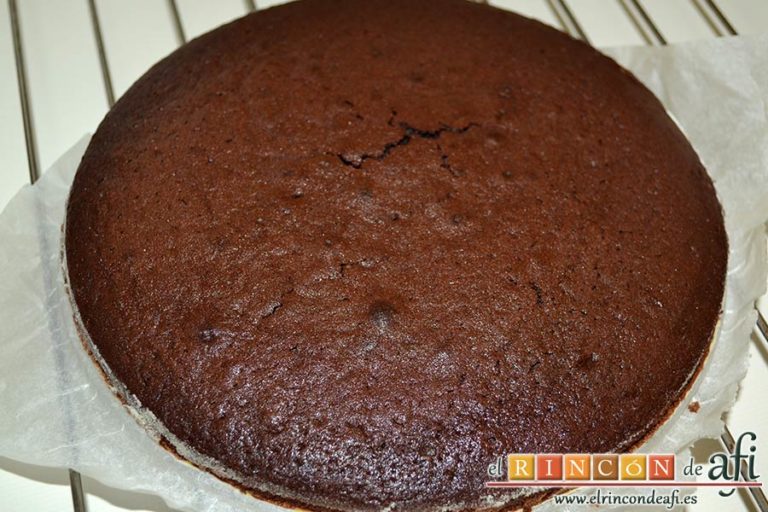 Tarta de chocolate negro y mousse de frambuesa, desmoldar y dejarlo sobre rejilla para enfriar sin retirar el papel de la base