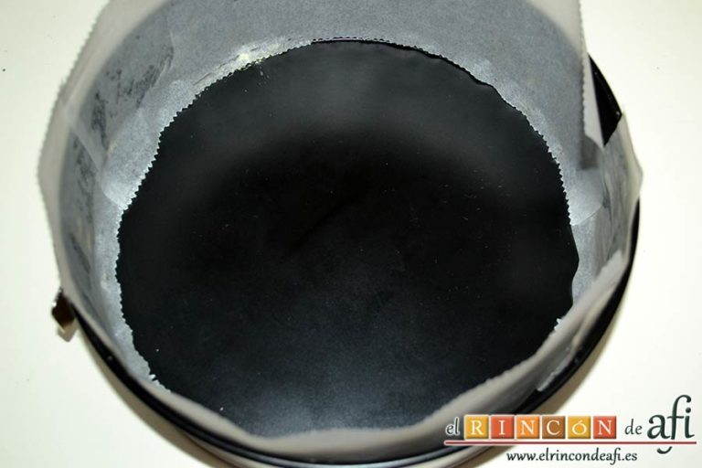 Tarta de chocolate negro y mousse de frambuesa, limpiar el molde y forrar los laterales con papel de horno superando la altura del molde