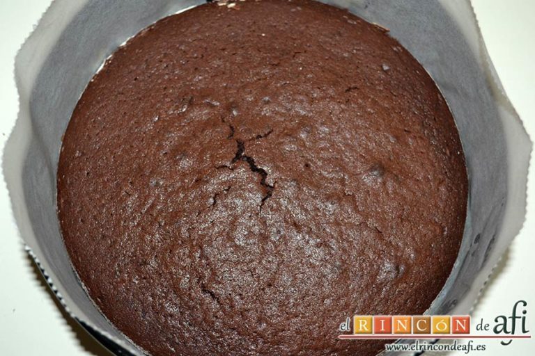 Tarta de chocolate negro y mousse de frambuesa, poner el bizcocho dentro del molde